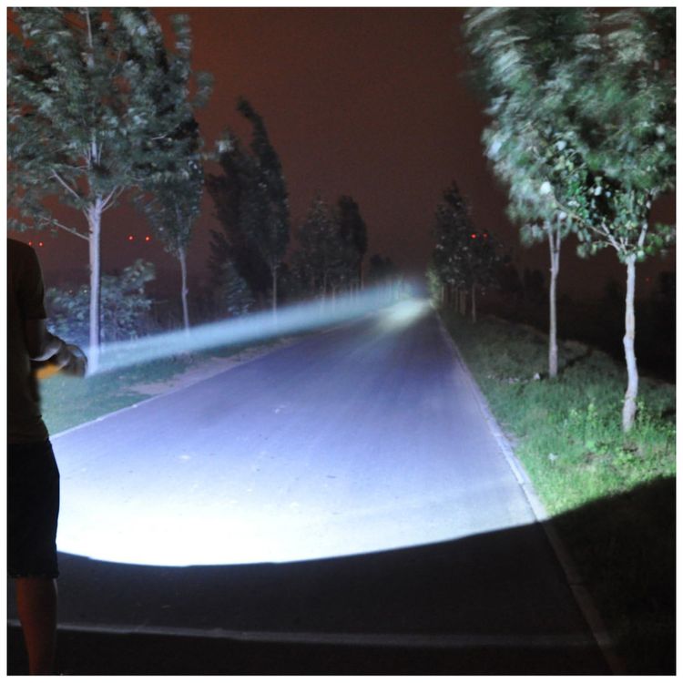 Lanterna-LED-1000-Lumens-USB-Recarregavel-Fonte-de-Energia-A-foto-1