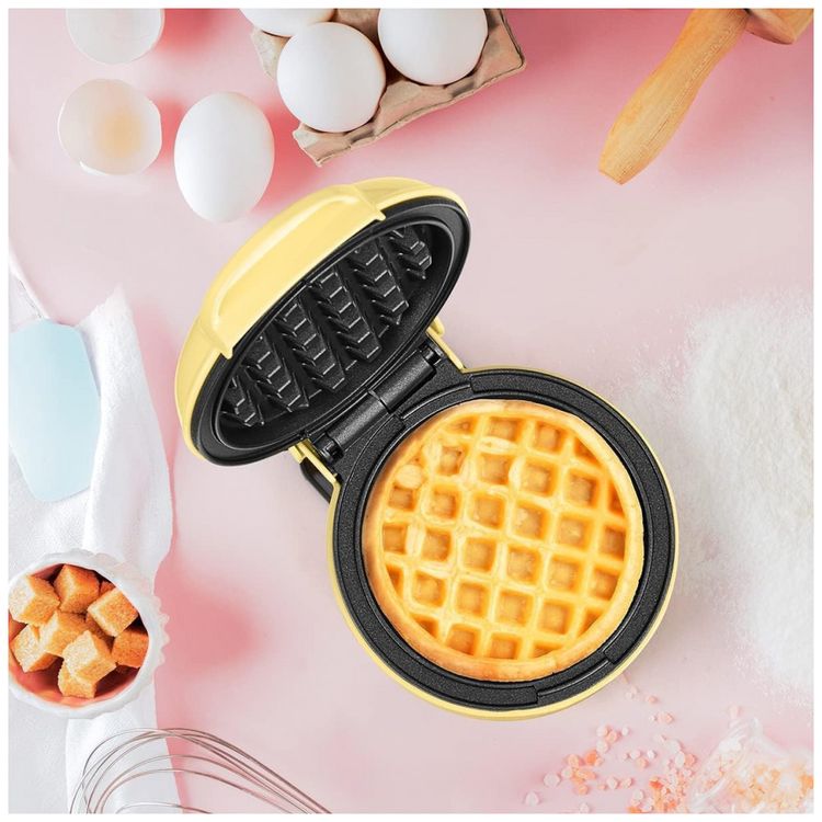 Mini-Maquina-de-Waffle-Antiaderente-Amarela-110v-HOLSTEIN-foto-5