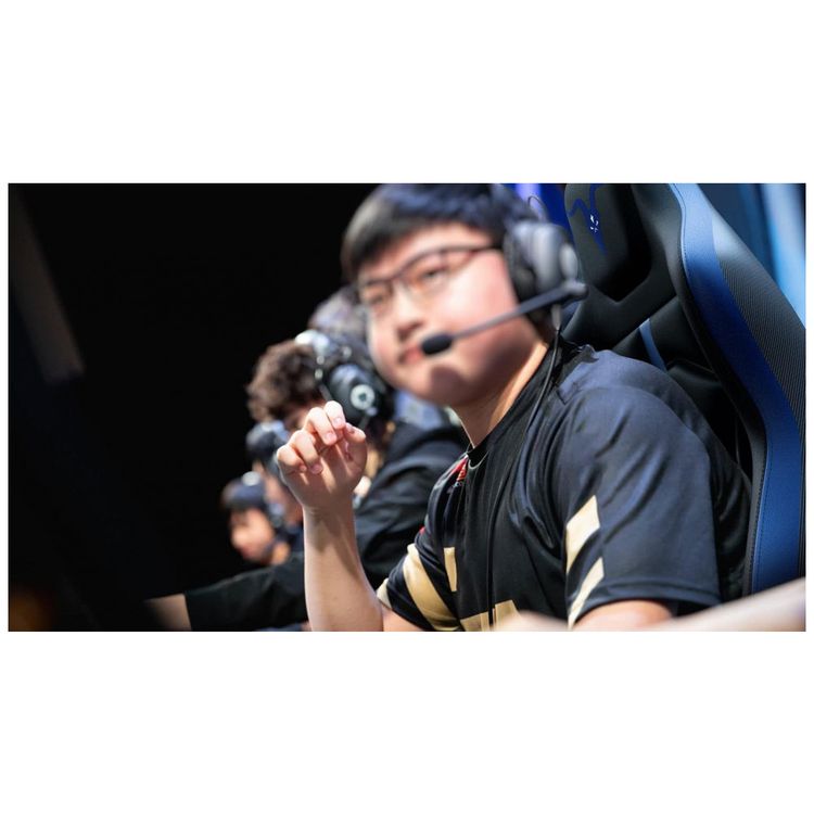 Cadeira-Gamer-Reclinavel-e-Giratoria-com-Apoio-Lombar-e-foto-5