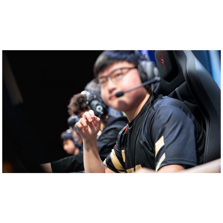 Cadeira-Gamer-Reclinavel-e-Giratoria-com-Apoio-Lombar-e-foto-5
