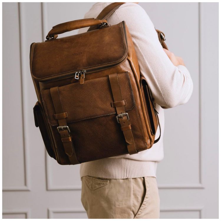 Mochila-Masculina-para-Laptop-de-Couro-e-Fecho-Magnetico-foto-3
