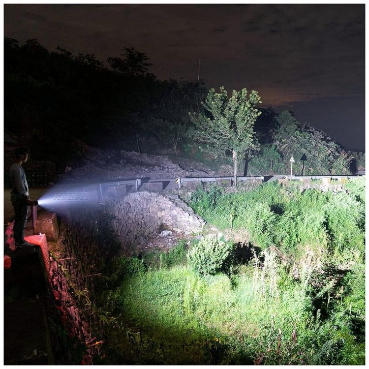 Lanterna-LED-Recarregavel-10-Horas-de-Acao-100.000-Lumens-foto-1