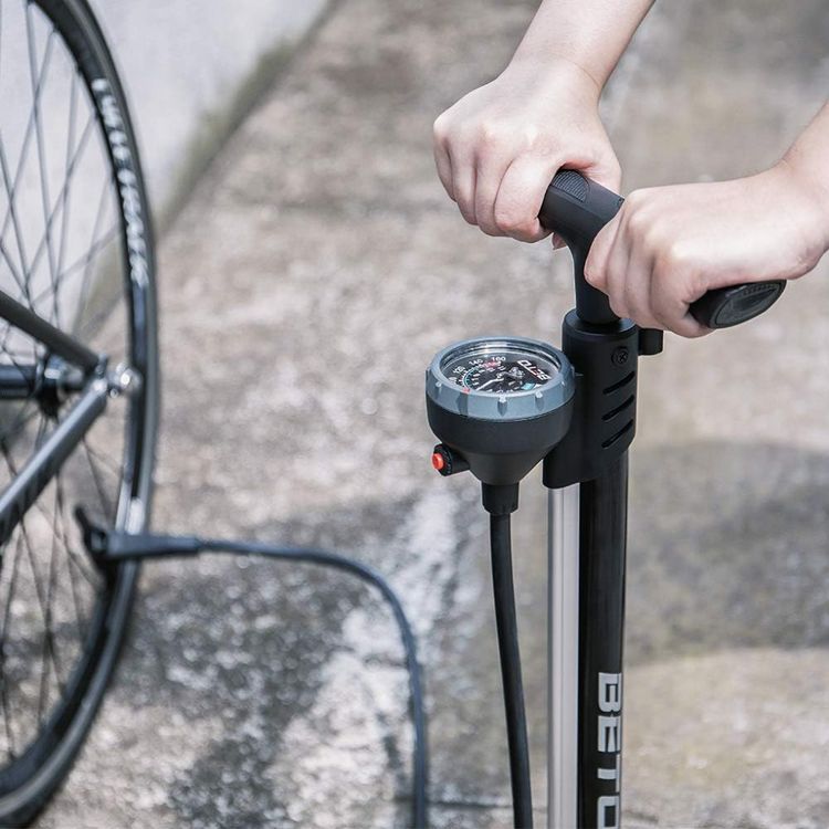 Bomba-de-Piso-Ergonomica-para-Bicicleta-com-Medidor-e-foto-5