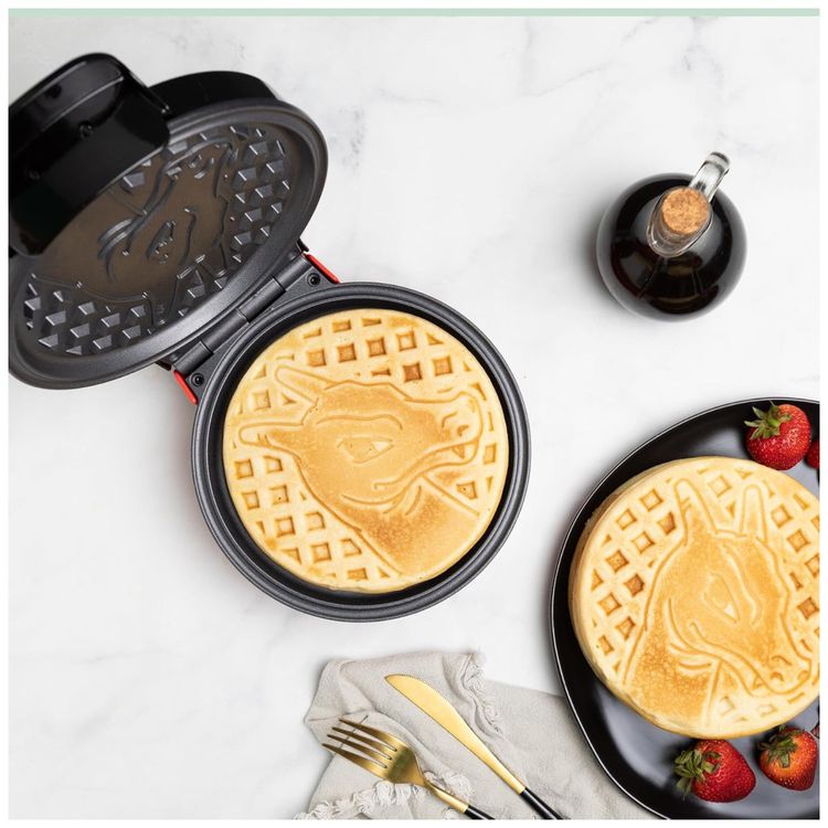 Maquina-de-Waffle-Tema-Pokemon-Charizard-com-Revestimento-Imagem-1