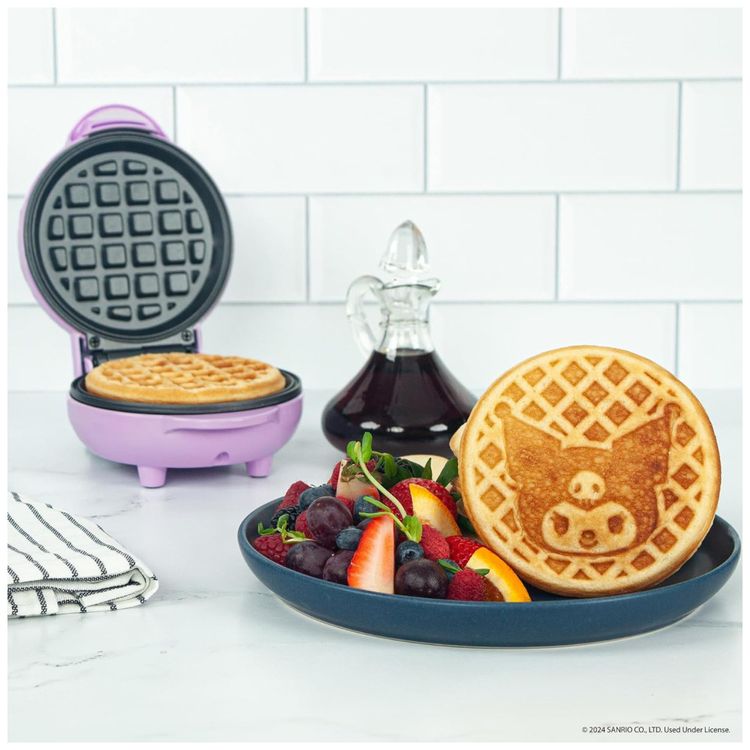 Mini-Maquina-de-Waffle-Tema-Hello-Kitty-Kuromi-com-Imagem-3