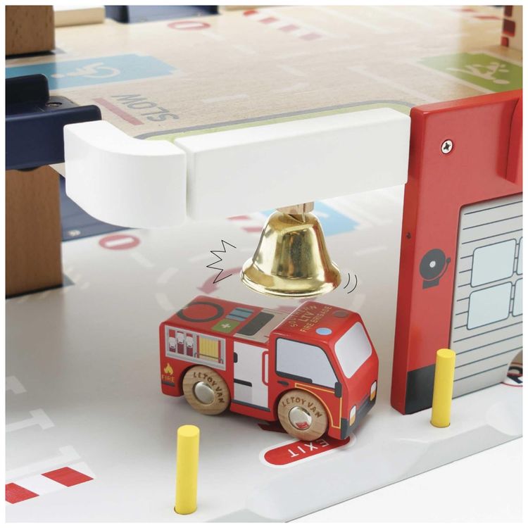 Posto-de-Bombeiros-de-Madeira-com-Rampa-em-Espiral--3-Imagem-5