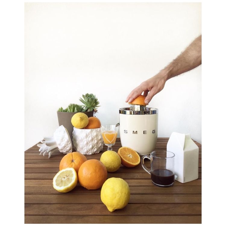 Espremedor-de-Suco-de-Citricos-Smeg-Creme-Imagem-1