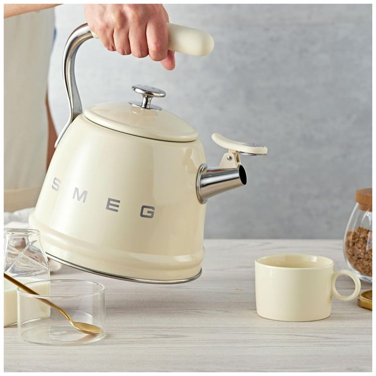 Chaleira-SMEG-Retro-para-Fogao-24-Litros-Creme-Imagem-1