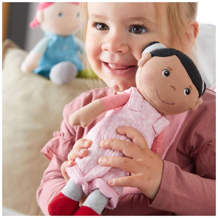 Boneca-HABA-Snug-Up-Doll-Rumbi-com-Cabelos-Pretos-e-Imagem-2