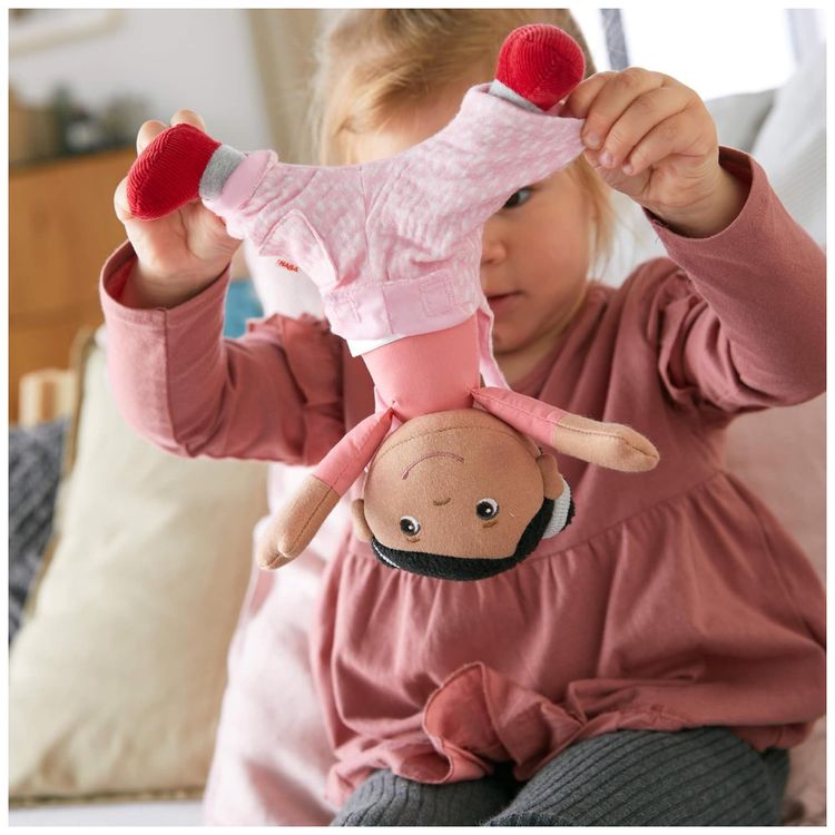 Boneca-HABA-Snug-Up-Doll-Rumbi-com-Cabelos-Pretos-e-Imagem-3