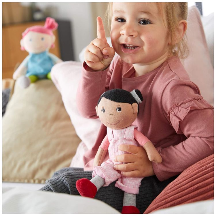 Boneca-HABA-Snug-Up-Doll-Rumbi-com-Cabelos-Pretos-e-Imagem-4
