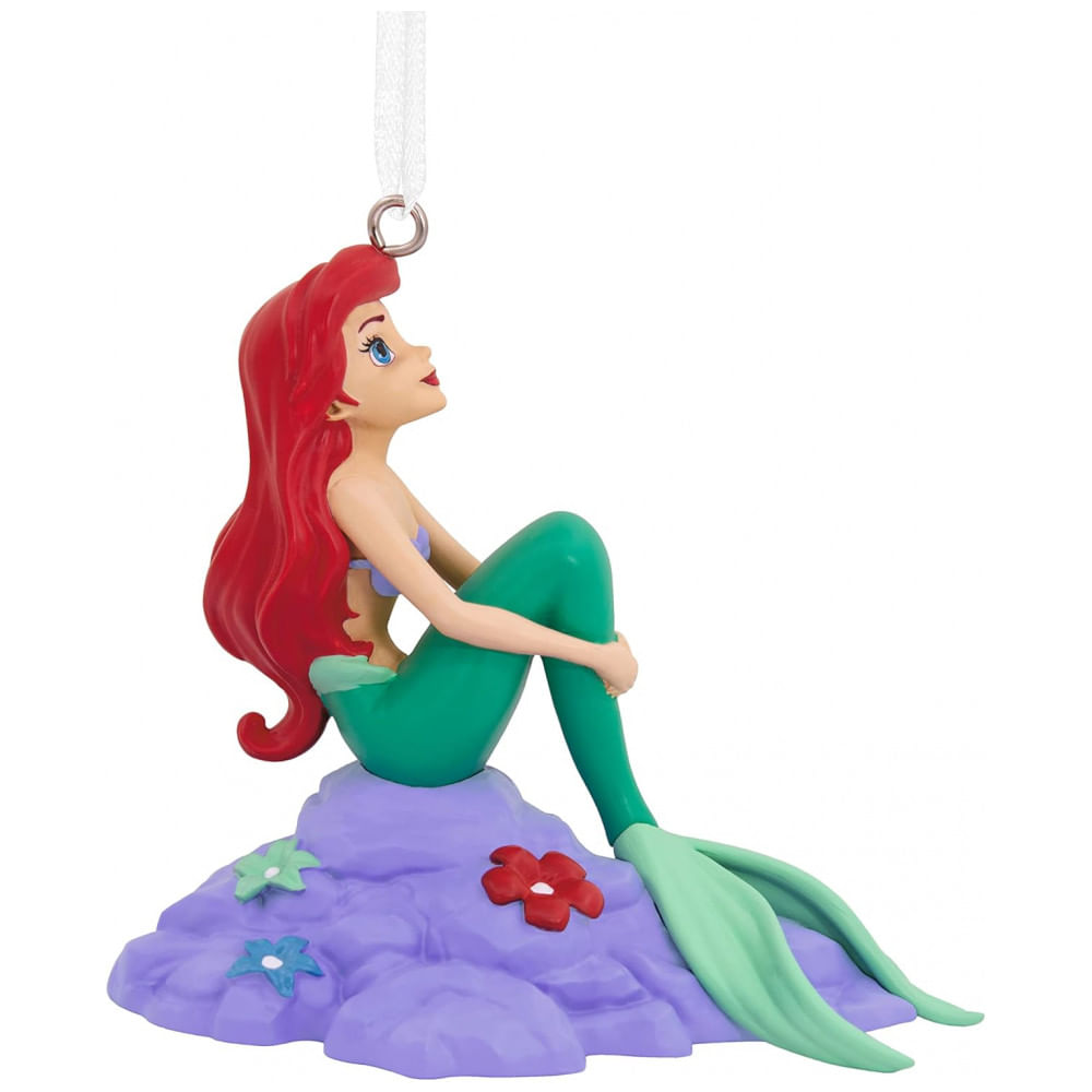 Enfeite de Natal Disney Ariel na Rocha Hallmark Resina Verde Água e Vermelho 8x7.5x5 cm