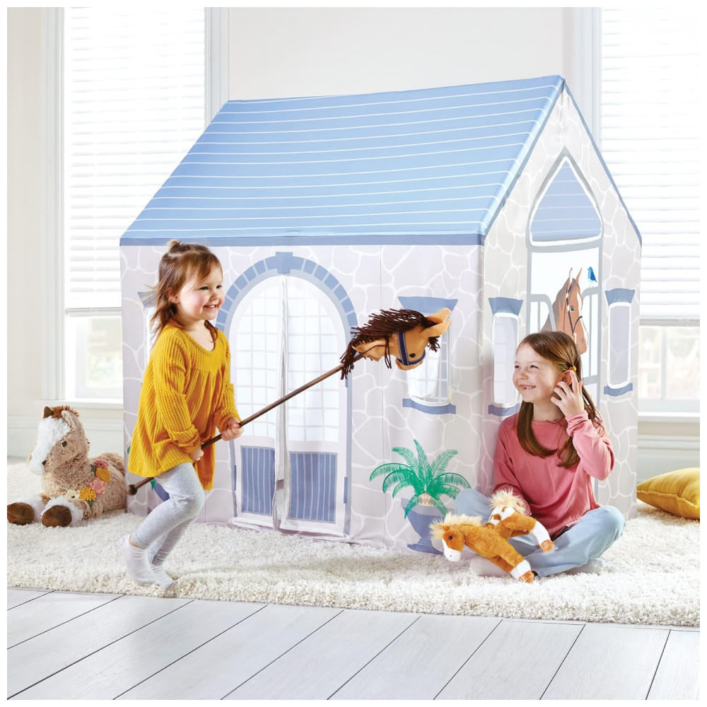 Barraca infantil Martha Stewart Kids’ Stable Play Tent em tecido com tema de estábulo para brincadeiras de faz de conta em ambientes internos